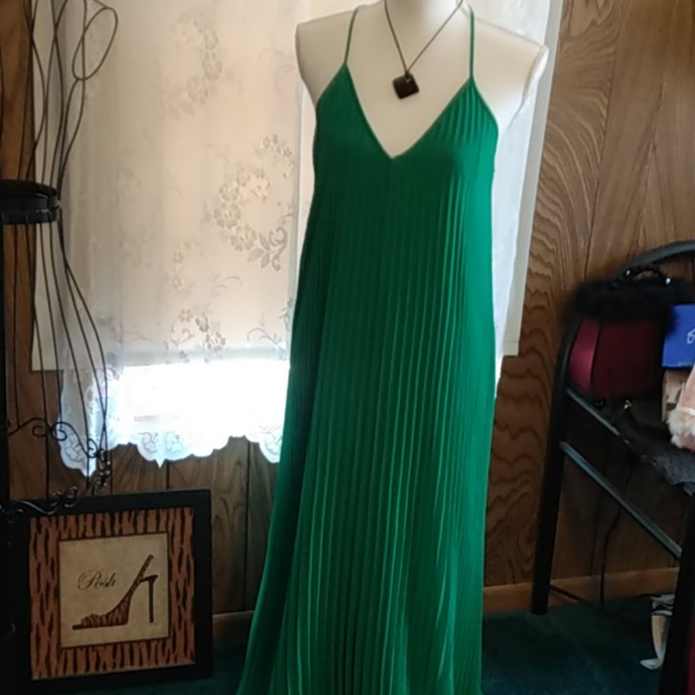 Green Pleated V-Neck Spaghetti Strap Dress